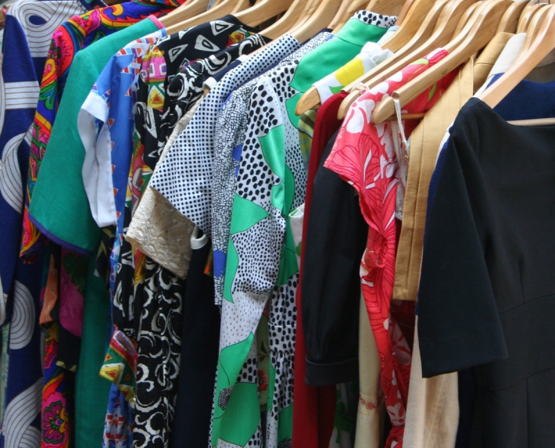ecommerce-DURANUS-min_dresses_apparel_clothing_clothes_clothes_hangers_wooden_hangers_retail_shop_closet-1149845